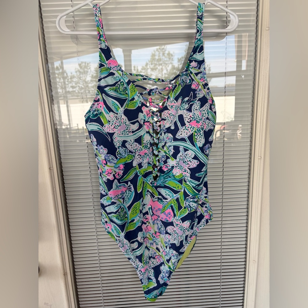 Like New ~ Lilly Pulitzer Isle Lattice Navy Floral Women’s One Piece, Size 10